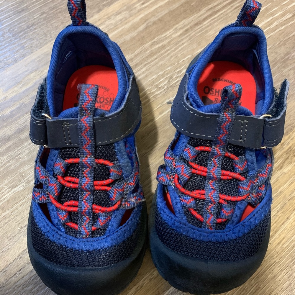 OshKosh Boys size 7 Bump Toe Sandals
